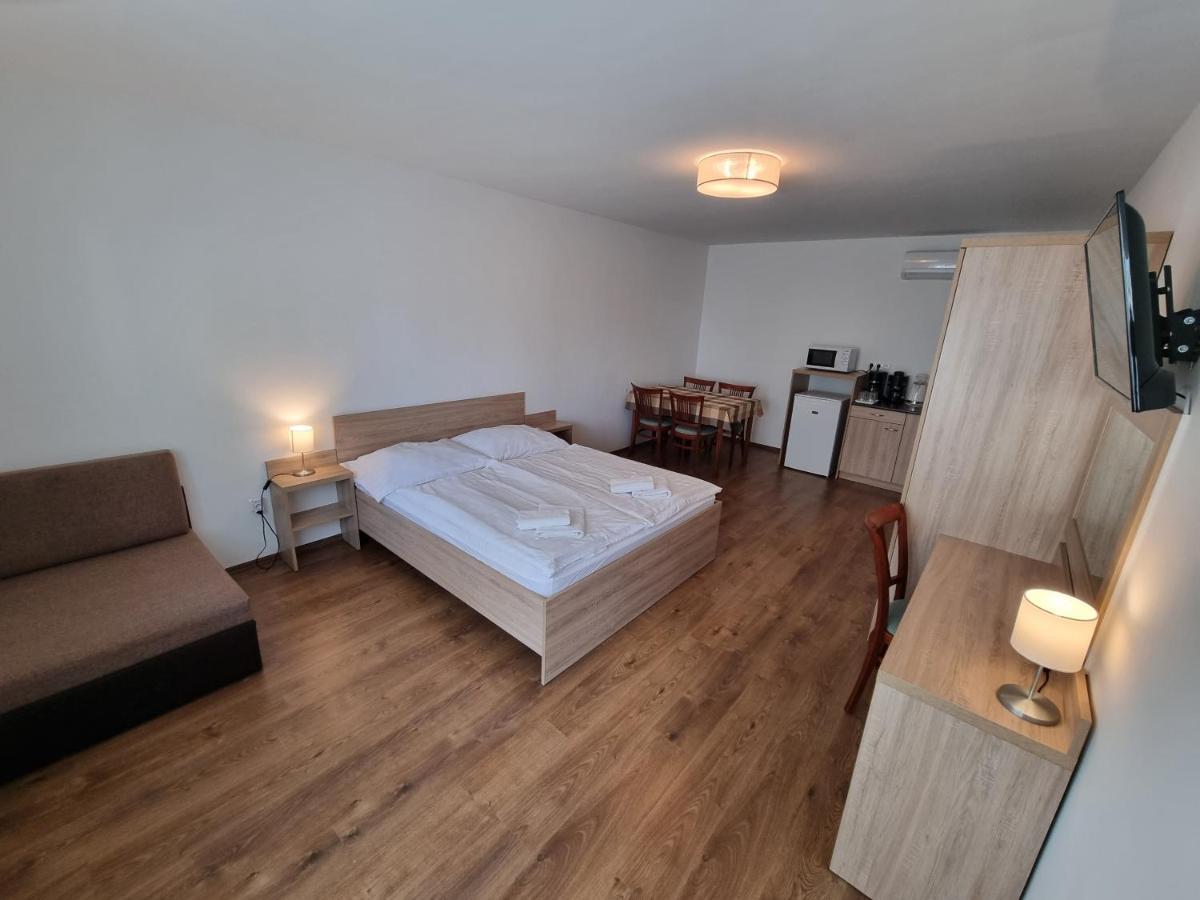 Adam Apartmanhaz Siofok Bagian luar foto